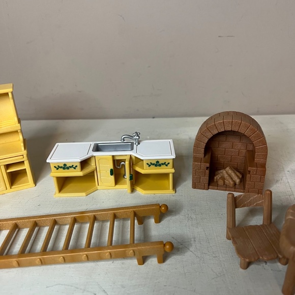 Calico Critters / Sylvanian Families Dollhouse Lot Cats Rabbits Furniture - Picture 5 of 6